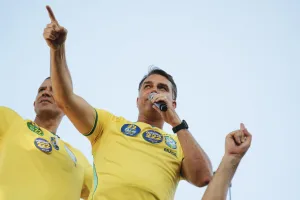 Morada FM — Flávio Bolsonaro comemorou o resultado das urnas no 1º turno das eleições. O candidato do PL está na disputa à frente de Luiz Inácio Lula da Silva, do PT. Durante a celebração, que contou com uma coletiva à imprensa, Flávio afirmou que o desempenho nas urnas representa, em seu ponto de vista, uma mudança no cenário político nacional. E aproveitou para provocar o corrente ao declarar: “é o fim da Era do PT”. Nenhum dos dois candidatos alcançou o percentual necessário para vencer no 1º turno, que é 50% dos votos válidos. O candidato do PL atingiu 47,3% dos votos válidos, […]