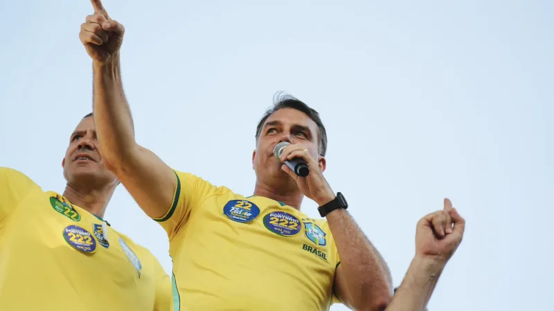 Morada FM — Flávio Bolsonaro comemorou o resultado das urnas no 1º turno das eleições. O candidato do PL está na disputa à frente de Luiz Inácio Lula da Silva, do PT. Durante a celebração, que contou com uma coletiva à imprensa, Flávio afirmou que o desempenho nas urnas representa, em seu ponto de vista, uma mudança no cenário político nacional. E aproveitou para provocar o corrente ao declarar: “é o fim da Era do PT”. Nenhum dos dois candidatos alcançou o percentual necessário para vencer no 1º turno, que é 50% dos votos válidos. O candidato do PL atingiu 47,3% dos votos válidos, [&hellip;]