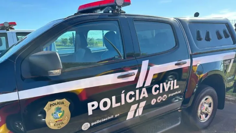 Morada FM — A Polícia Civil de Goiás prendeu dois homens investigados pelo homicídio qualificado de Élcio Jesus Vieira Junior, ocorrido em 31 de julho de 2026, na Vila Serpro, em Rio Verde. As prisões foram realizadas nesta sexta-feira (16), durante a Operação Cerco Duplo, conduzida pelo Grupo de Investigação de Homicídios (GIH) da 8ª Delegacia Regional de Polícia. Um dos investigados também foi preso em flagrante por tráfico de drogas. Durante a abordagem, os policiais encontraram aproximadamente 80 gramas de substâncias entorpecentes, conforme informações divulgadas pela Polícia Civil. De acordo com as investigações, o homicídio teria sido motivado por uma discussão sobre o [&hellip;]
