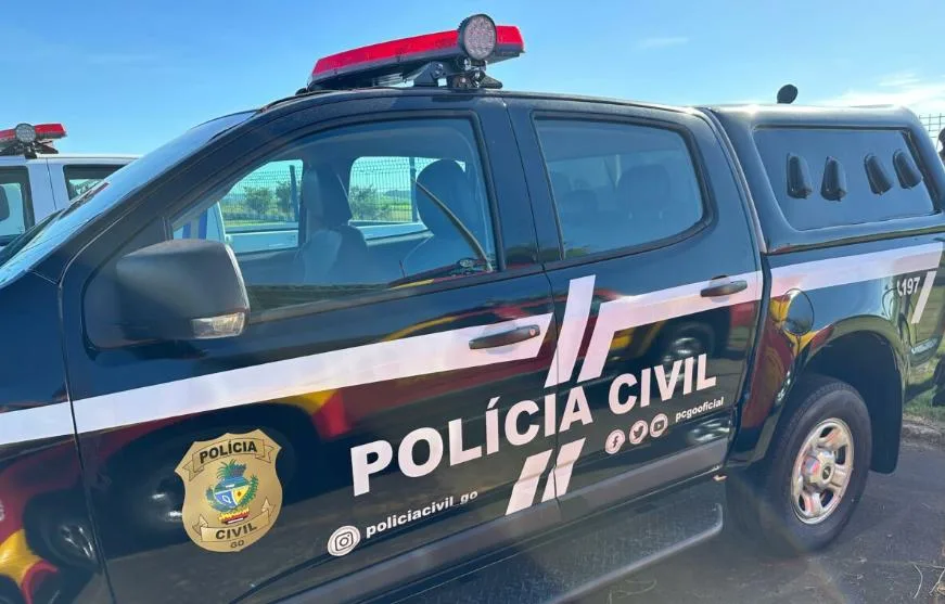 Morada FM — A Polícia Civil de Goiás prendeu dois homens investigados pelo homicídio qualificado de Élcio Jesus Vieira Junior, ocorrido em 31 de julho de 2026, na Vila Serpro, em Rio Verde. As prisões foram realizadas nesta sexta-feira (16), durante a Operação Cerco Duplo, conduzida pelo Grupo de Investigação de Homicídios (GIH) da 8ª Delegacia Regional de Polícia. Um dos investigados também foi preso em flagrante por tráfico de drogas. Durante a abordagem, os policiais encontraram aproximadamente 80 gramas de substâncias entorpecentes, conforme informações divulgadas pela Polícia Civil. De acordo com as investigações, o homicídio teria sido motivado por uma discussão sobre o [&hellip;]