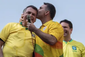 Morada FM — O senador e candidato à Presidência da República Flávio Bolsonaro (PL-RJ) visitou o pai, o ex-presidente Jair Bolsonaro (PL), nesta quinta-feira (15), em Brasília. Segundo a CNN Brasil, este foi o segundo encontro entre os dois nesta semana, após a retomada das visitas autorizada pela Justiça. Jair Bolsonaro cumpre prisão domiciliar após condenação por tentativa de golpe de Estado. As visitas de Flávio estavam suspensas desde julho, por determinação do ministro Alexandre de Moraes, do Supremo Tribunal Federal (STF). A restrição foi encerrada após o término do prazo de 90 dias. Na segunda-feira (12), Moraes autorizou a retomada dos encontros, mantendo […]