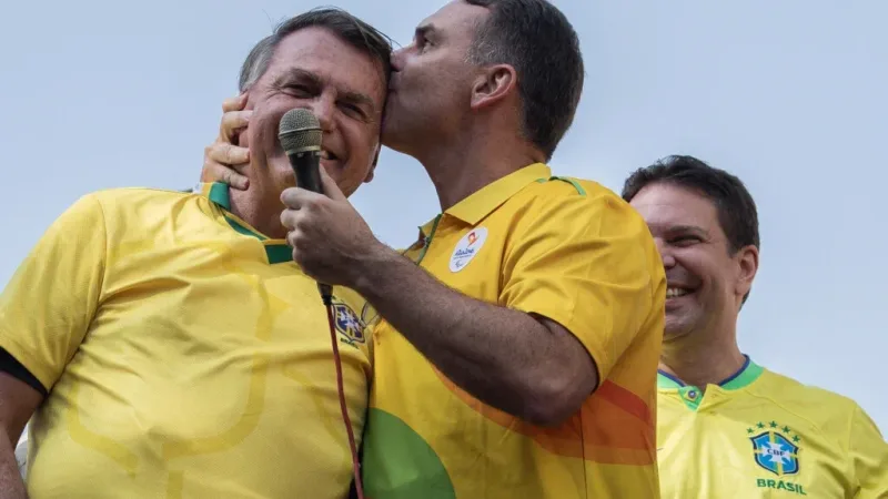 Morada FM — O senador e candidato à Presidência da República Flávio Bolsonaro (PL-RJ) visitou o pai, o ex-presidente Jair Bolsonaro (PL), nesta quinta-feira (15), em Brasília. Segundo a CNN Brasil, este foi o segundo encontro entre os dois nesta semana, após a retomada das visitas autorizada pela Justiça. Jair Bolsonaro cumpre prisão domiciliar após condenação por tentativa de golpe de Estado. As visitas de Flávio estavam suspensas desde julho, por determinação do ministro Alexandre de Moraes, do Supremo Tribunal Federal (STF). A restrição foi encerrada após o término do prazo de 90 dias. Na segunda-feira (12), Moraes autorizou a retomada dos encontros, mantendo [&hellip;]