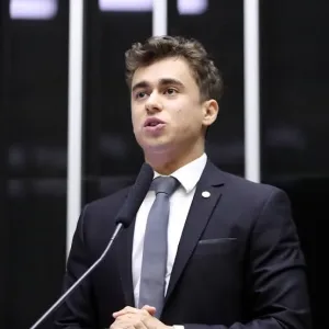 Morada FM — O Senado Federal vai analisar o Projeto de Lei 1123/2025, de autoria do deputado federal Nikolas Ferreira (PL-MG), que prevê a aceitação, por hospitais do Sistema Único de Saúde (SUS), de exames realizados em clínicas particulares. A proposta estabelece que os resultados deverão estar de acordo com a avaliação do médico responsável pelo paciente e atender aos padrões de qualidade exigidos pelo sistema público. Nikolas Ferreira apresentou o projeto com o objetivo de evitar atrasos no atendimento de pacientes que aguardam procedimentos na rede pública, incluindo cirurgias. A justificativa é que a recusa de exames feitos na rede privada pode obrigar […]