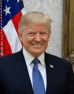 Morada FM —   O presidente dos Estados Unidos, Donald Trump, afirmou que está monitorando as eleições no Brasil, mas evitou comentar diretamente a disputa entre o senador Flávio Bolsonaro (PL) e o presidente Luiz Inácio Lula da Silva (PT). Questionado se acompanha a votação e se apoia algum dos dois políticos, Trump respondeu: “Não quero entrar nesse assunto, mas estamos monitorando”. Antes do primeiro turno, o presidente americano já havia comentado publicamente sobre o processo eleitoral brasileiro. Na ocasião, ele afirmou que a eleição era importante para o país e destacou a relação com a população brasileira. “O Brasil é um país muito […]