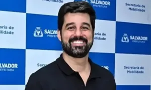 Morada FM — O Tribunal Regional Eleitoral da Bahia (TRE-BA) determinou neste domingo (25) a recomposição imediata de 100% da frota de ônibus do transporte público municipal de Salvador. A decisão foi tomada após denúncias de redução na quantidade de veículos em circulação durante o segundo turno das eleições. Conforme as informações apresentadas, a oferta de ônibus teria sido reduzida em mais de 50% em comparação com os dias úteis, após a decretação da gratuidade da tarifa por meio de decreto municipal. A redução provocou reclamações de moradores nas redes sociais, onde foram publicados registros de pontos de ônibus lotados e da menor circulação […]