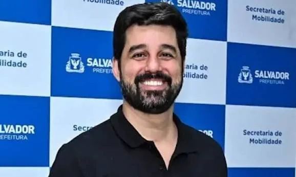 Morada FM — O Tribunal Regional Eleitoral da Bahia (TRE-BA) determinou neste domingo (25) a recomposição imediata de 100% da frota de ônibus do transporte público municipal de Salvador. A decisão foi tomada após denúncias de redução na quantidade de veículos em circulação durante o segundo turno das eleições. Conforme as informações apresentadas, a oferta de ônibus teria sido reduzida em mais de 50% em comparação com os dias úteis, após a decretação da gratuidade da tarifa por meio de decreto municipal. A redução provocou reclamações de moradores nas redes sociais, onde foram publicados registros de pontos de ônibus lotados e da menor circulação [&hellip;]