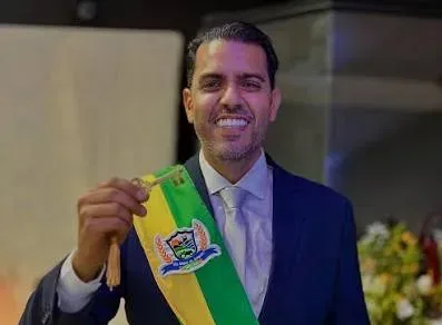 Morada FM — A Câmara Municipal de São Miguel do Araguaia, no norte de Goiás, cassou na segunda-feira (26) o mandato do prefeito Jerônymo José de Siqueira Neto (MDB). A decisão foi aprovada por nove votos a dois, após os vereadores acolherem as cinco infrações analisadas no processo político-administrativo. A denúncia foi apresentada por um eleitor do município e apontou repasses inferiores aos valores devidos à Câmara Municipal, referentes ao duodécimo no primeiro semestre de 2026, além de atrasos recorrentes no pagamento dos salários dos servidores municipais. O duodécimo corresponde aos recursos que o Poder Executivo deve transferir ao Legislativo para custear o funcionamento [&hellip;]