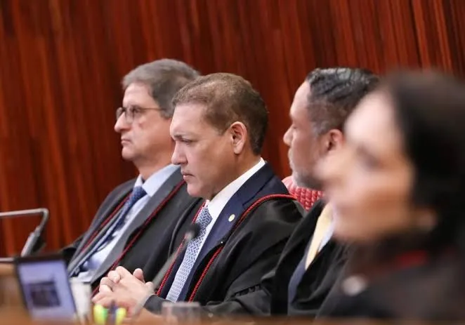 Morada FM — O Tribunal Superior Eleitoral (TSE) decidiu, por unanimidade, na quinta-feira (29), que a condenação colegiada por lesão corporal praticada contra mulher por razões da condição do sexo feminino pode resultar em inelegibilidade por oito anos. O entendimento foi aplicado no julgamento do registro de candidatura de um político de Alagoas que pretendia disputar uma vaga de deputado federal nas eleições de 2026. A Corte confirmou a decisão do Tribunal Regional Eleitoral de Alagoas (TRE-AL), que havia rejeitado o registro de candidatura de João Francisco de Assis Neto, conhecido como Dr. João Neto. O político foi condenado pela Justiça estadual a quatro [&hellip;]