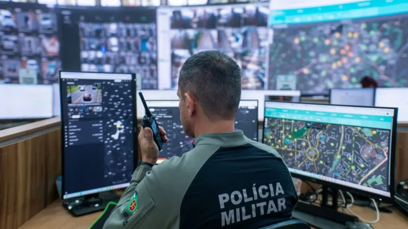 Morada FM — Com cobertura em 194 municípios goianos, o programa IA Contra o Crime ajudou a esclarecer mais de 3 mil crimes, prender 1,5 mil suspeitos e recuperar 1,1 mil veículos, segundo dados da Secretaria de Segurança Pública de 15 de outubro. Entre janeiro e agosto de 2026, na comparação com o mesmo período de 2025, os roubos de cargas caíram 70%; os de veículos, 37,4%; os registrados em estabelecimentos, 34,9%; e os a transeuntes, 31,3%. A ferramenta cruza imagens e características dos veículos para rastreá-los mesmo com placas adulteradas. Em um caso, ajudou a recuperar 32 celulares furtados em um show de [&hellip;]