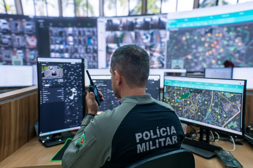 Morada FM — Com cobertura em 194 municípios goianos, o programa IA Contra o Crime ajudou a esclarecer mais de 3 mil crimes, prender 1,5 mil suspeitos e recuperar 1,1 mil veículos, segundo dados da Secretaria de Segurança Pública de 15 de outubro. Entre janeiro e agosto de 2026, na comparação com o mesmo período de 2025, os roubos de cargas caíram 70%; os de veículos, 37,4%; os registrados em estabelecimentos, 34,9%; e os a transeuntes, 31,3%. A ferramenta cruza imagens e características dos veículos para rastreá-los mesmo com placas adulteradas. Em um caso, ajudou a recuperar 32 celulares furtados em um show de [&hellip;]