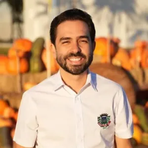 Morada FM — O prefeito de Rio Verde, Wellington Carrijo (MDB), declarou apoio ao senador Flávio Bolsonaro (PL) no segundo turno das eleições presidenciais de 2026. A manifestação foi publicada nas redes sociais na terça-feira (6), após a definição dos dois candidatos que avançaram para a segunda etapa da disputa. Na publicação, Carrijo afirmou que decidiu apoiar Flávio Bolsonaro e destacou a necessidade de união neste segundo turno. O prefeito apresentou o posicionamento como uma escolha para a etapa final da eleição presidencial. Em publicação repercutida pelo site Folha de Notícias, Carrijo afirmou: “É hora de união, de olhar para o futuro e de […]