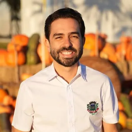 Morada FM — O prefeito de Rio Verde, Wellington Carrijo (MDB), declarou apoio ao senador Flávio Bolsonaro (PL) no segundo turno das eleições presidenciais de 2026. A manifestação foi publicada nas redes sociais na terça-feira (6), após a definição dos dois candidatos que avançaram para a segunda etapa da disputa. Na publicação, Carrijo afirmou que decidiu apoiar Flávio Bolsonaro e destacou a necessidade de união neste segundo turno. O prefeito apresentou o posicionamento como uma escolha para a etapa final da eleição presidencial. Em publicação repercutida pelo site Folha de Notícias, Carrijo afirmou: “É hora de união, de olhar para o futuro e de [&hellip;]