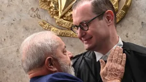 Morada FM —   Após pressão do gabinete, o ministro Cristiano Zanin, do Supremo Tribunal Federal, tomou posse nesta quinta-feira como ministro substituto do Tribunal Superior Eleitoral. Zanin havia sido indicado para um novo mandato de dois anos pelo plenário do STF, no dia 3 de setembro. A recondução, no entanto, demorou quase um mês para ser formalizada. Como ministro substituto, Zanin pode assumir julgamentos de outras funções no TSE, quando houver necessidade de substituir um dos ministros titulares, entre eles os ministros Nunes Marques, Dias Toffoli e André Mendonça. A Corte Eleitoral tem sete ministros titulares e sete substitutos. Nas vagas destinadas ao […]