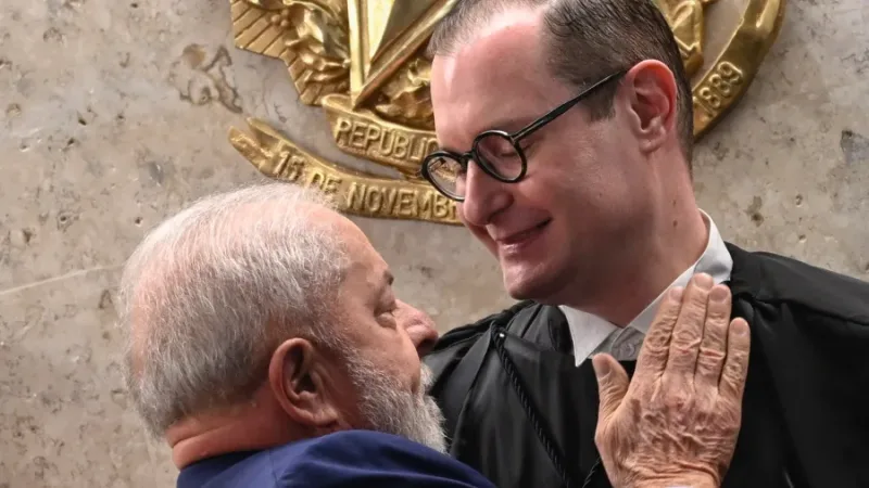 Morada FM — &nbsp; Após pressão do gabinete, o ministro Cristiano Zanin, do Supremo Tribunal Federal, tomou posse nesta quinta-feira como ministro substituto do Tribunal Superior Eleitoral. Zanin havia sido indicado para um novo mandato de dois anos pelo plenário do STF, no dia 3 de setembro. A recondução, no entanto, demorou quase um mês para ser formalizada. Como ministro substituto, Zanin pode assumir julgamentos de outras funções no TSE, quando houver necessidade de substituir um dos ministros titulares, entre eles os ministros Nunes Marques, Dias Toffoli e André Mendonça. A Corte Eleitoral tem sete ministros titulares e sete substitutos. Nas vagas destinadas ao [&hellip;]