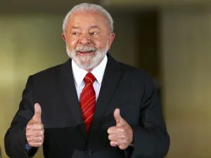 Morada FM —   O presidente Luiz Inácio Lula da Silva (PT), candidato à reeleição, confirmou participação no Flow Podcast nesta quinta-feira (1º), às 20h45. A entrevista será transmitida pelo YouTube. No mesmo dia, Lula não participará do debate presidencial da TV Globo, marcado para começar por volta das 21h30, após o Jornal Nacional. A ausência foi comunicada pela campanha do presidente à emissora. O debate terá as presenças confirmadas de Flávio Bolsonaro (PL), Ronaldo Caiado (PSD), Augusto Cury (Avante) e Romeu Zema (Novo). A entrevista no Flow acontece na reta final do primeiro turno, marcado para 4 de outubro, e ocorre em horário […]