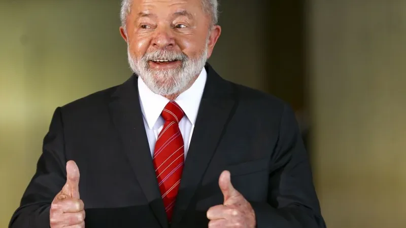 Morada FM — &nbsp; O presidente Luiz Inácio Lula da Silva (PT), candidato à reeleição, confirmou participação no Flow Podcast nesta quinta-feira (1º), às 20h45. A entrevista será transmitida pelo YouTube. No mesmo dia, Lula não participará do debate presidencial da TV Globo, marcado para começar por volta das 21h30, após o Jornal Nacional. A ausência foi comunicada pela campanha do presidente à emissora. O debate terá as presenças confirmadas de Flávio Bolsonaro (PL), Ronaldo Caiado (PSD), Augusto Cury (Avante) e Romeu Zema (Novo). A entrevista no Flow acontece na reta final do primeiro turno, marcado para 4 de outubro, e ocorre em horário [&hellip;]