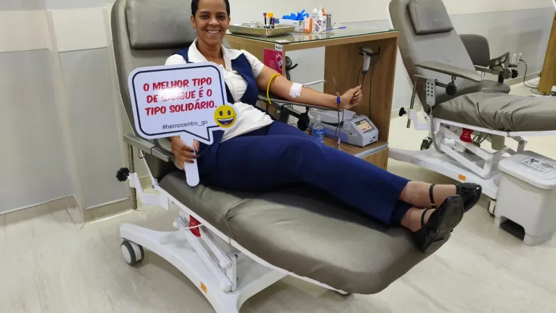Morada FM — &nbsp; Os novos critérios para doação de sangue previstos na Portaria GM/MS nº 11.685 já estão em vigor. As regras reduzem prazos de inaptidão e ampliam o grupo de possíveis doadores, mantendo a triagem clínica, a entrevista individual e os exames laboratoriais obrigatórios. Entre as principais mudanças estão: • Tatuagem, maquiagem definitiva, botox e piercing, exceto oral e genital: prazo de espera reduzido de 12 para quatro meses. • Piercing oral ou genital: doação permitida quatro meses após a retirada. • Endoscopia e colonoscopia: espera reduzida de seis para quatro meses. • Cirurgia bariátrica: prazo reduzido de 12 para seis meses. [&hellip;]