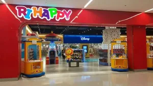 Morada FM — O Grupo Ri Happy, que atua no comércio de brinquedos, entrou com um pedido de recuperação extrajudicial na Justiça de São Paulo para renegociar R$ 827,4 milhões em dívidas. Protocolado no domingo (18), o processo envolve seis empresas, incluindo a rede PBKids, e aguardava decisão judicial nesta segunda-feira (19). O plano de renegociação já conta com a adesão de credores que representam R$ 308,8 milhões do total das dívidas abrangidas pelo pedido. A medida busca reorganizar os pagamentos e adequar a estrutura financeira do grupo às necessidades da operação. Empresa aponta fatores que pressionaram as contas No pedido apresentado à Justiça, […]