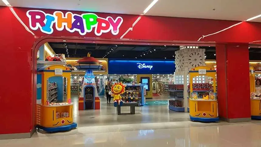 Morada FM — O Grupo Ri Happy, que atua no comércio de brinquedos, entrou com um pedido de recuperação extrajudicial na Justiça de São Paulo para renegociar R$ 827,4 milhões em dívidas. Protocolado no domingo (18), o processo envolve seis empresas, incluindo a rede PBKids, e aguardava decisão judicial nesta segunda-feira (19). O plano de renegociação já conta com a adesão de credores que representam R$ 308,8 milhões do total das dívidas abrangidas pelo pedido. A medida busca reorganizar os pagamentos e adequar a estrutura financeira do grupo às necessidades da operação. Empresa aponta fatores que pressionaram as contas No pedido apresentado à Justiça, [&hellip;]