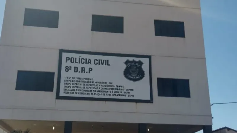 Morada FM — Delegado de polícia Civil em Rio Verde, Carlos Alberto Batista, responsável por investigar crimes contra crianças, fez um pronunciamento a cerca da circulação de fotografias do boletim de uma ocorrência no município envolvendo uma criança de 5 anos em caso de agressão em uma escola particular da cidade. Segundo o delegado, a exposição indevida vem trazendo prejuízos à família da criança, e o nome da criança também foi exposto. A orientação da Polícia Civil é para que a população não compartilhe informações falsas, documentos ou conteúdos que possam expor a criança. O caso chegou às autoridades depois que familiares perceberam machucados [&hellip;]
