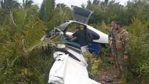 Morada FM — Um avião bimotor que transportava pacientes de Carutapera para São Luís caiu poucos minutos após a decolagem, no Maranhão. A aeronave levava quatro passageiros, entre eles uma criança, além do piloto. Todos os ocupantes foram resgatados com vida. Após o acidente, as vítimas foram encaminhadas a um hospital de Carutapera para atendimento médico. Até o momento, não foram divulgadas informações detalhadas sobre o estado de saúde dos passageiros e do piloto. Policiais e uma equipe do Centro Tático Aéreo (CTA) foram acionados para atender à ocorrência e acompanham a situação no local da queda. As circunstâncias do acidente ainda não foram […]
