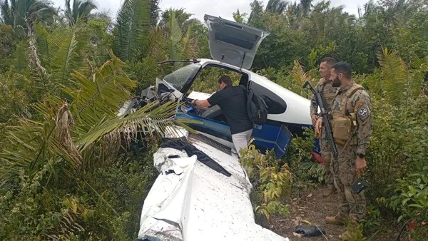 Morada FM — Um avião bimotor que transportava pacientes de Carutapera para São Luís caiu poucos minutos após a decolagem, no Maranhão. A aeronave levava quatro passageiros, entre eles uma criança, além do piloto. Todos os ocupantes foram resgatados com vida. Após o acidente, as vítimas foram encaminhadas a um hospital de Carutapera para atendimento médico. Até o momento, não foram divulgadas informações detalhadas sobre o estado de saúde dos passageiros e do piloto. Policiais e uma equipe do Centro Tático Aéreo (CTA) foram acionados para atender à ocorrência e acompanham a situação no local da queda. As circunstâncias do acidente ainda não foram [&hellip;]