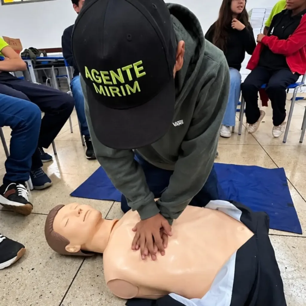 Morada FM — Os alunos do curso de formação dos Agentes Mirins de Rio Verde participaram, nesta semana, de uma atividade voltada às noções básicas de primeiros socorros. A ação foi promovida pelo Departamento de Educação para o Trânsito da Agência Municipal de Trânsito (AMT), com orientações teóricas e exercícios práticos utilizando bonecos de simulação. Durante a atividade, os participantes receberam informações sobre como agir diante de situações de emergência. Na etapa prática, os alunos puderam utilizar os bonecos para conhecer procedimentos relacionados à Ressuscitação Cardiopulmonar (RCP), técnica que pode ser necessária em casos de parada cardiorrespiratória. A proposta é ampliar o conhecimento dos [&hellip;]